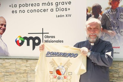 José María Calderón, director del Domund y OMP en España, con la camiseta del Centenario del Domund