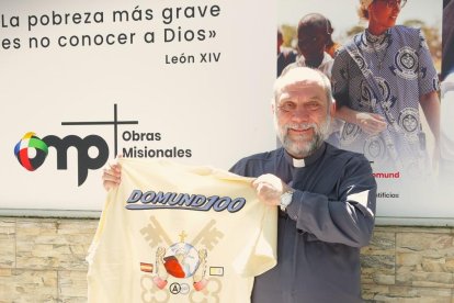 José María Calderón, director del Domund y OMP en España, con la camiseta del Centenario del Domund
