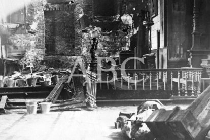 Iglesia de Santurce (Cantabria) incendiada por las turbas revolucionarias (en enero de 1932).