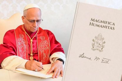 El Papa León XIV firmando su primera carta encíclica "Magnifica humanitas”