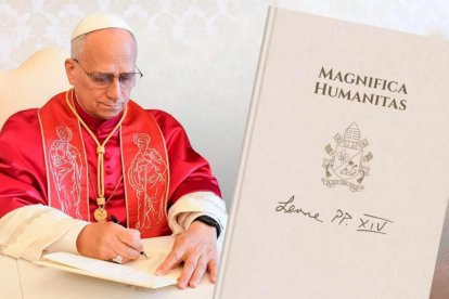 El Papa León XIV firmando su primera carta encíclica