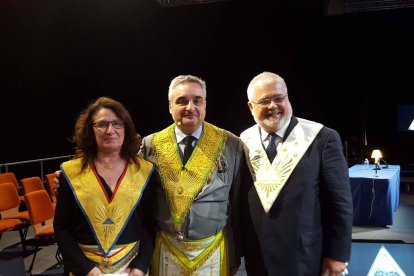En la imagen, Nieves Bayo y el Gran Comendador ad vitam del Supremo Consejo Masónico de España, Joan-Francesc Pont Clemente, flanquean al hermano Philippe Foussier.