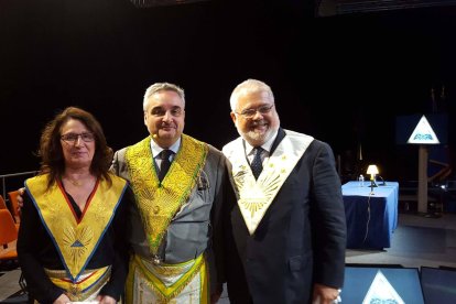 En la imagen, Nieves Bayo y el Gran Comendador ad vitam del Supremo Consejo Masónico de España, Joan-Francesc Pont Clemente, flanquean al hermano Philippe Foussier.