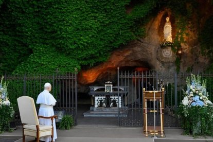 León XIV rezó el Rosario en la Gruta de Nuestra Señora de Lourdes de los Jardines Vaticanos.