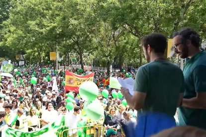 Un momento de la lectura de la declaración a favor de la vida ante los manifestantes.