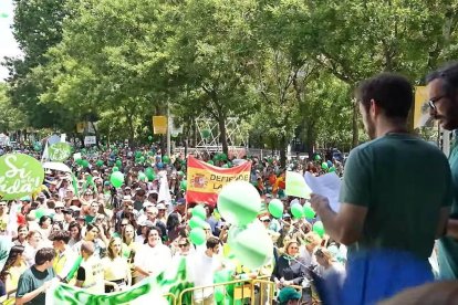 Un momento de la lectura de la declaración a favor de la vida ante los manifestantes.