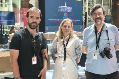 De izquierda a derecha, Juan Cadarso, Matilde Latorre y Pablo J. Ginés, de ReligionEnLibertad, en el Centro de Prensa que desde Madrid cubre la visita de León XIV