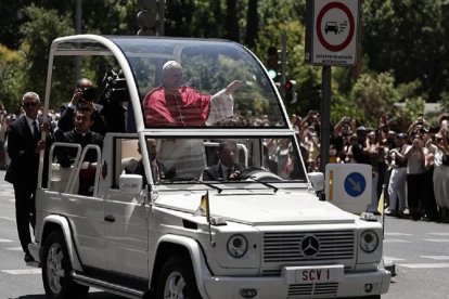 León XIV en su primer trayecto en papamóvil en Madrid, tras su discurso a las autoridades políticas en el Palacio Real