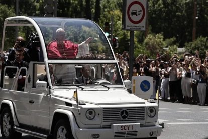 León XIV en su primer trayecto en papamóvil en Madrid, tras su discurso a las autoridades políticas en el Palacio Real