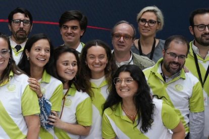 Posan algunos voluntarios de la visita papal en el Centro de Prensa en la Real Casa de Correos de Madrid