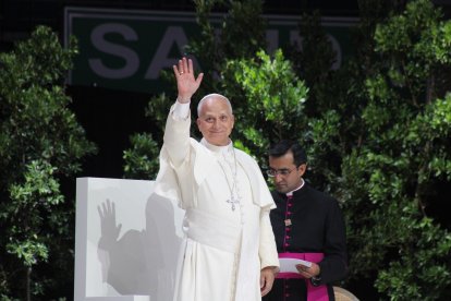 El Papa León XIV saludando en el viaje pastoral a España
