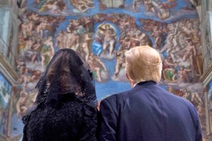 Donald Trump y su esposa Melania en 2017 ante el Juicio Final en la Capilla Sixtina del Vaticano