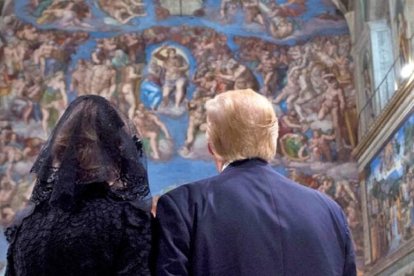 Donald Trump y su esposa Melania en 2017 ante el Juicio Final en la Capilla Sixtina del Vaticano