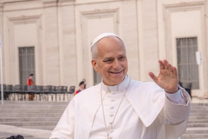 León XIV saludando a los peregrinos en la plaza San Pedro del Vaticano