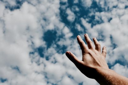 Alzar las manos al Cielo es una forma de orar, suplicando la acción de Dios, en intercesión