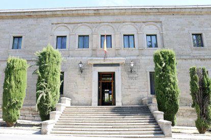 Entrada del Real Centro Universitario Escorial-Maria Cristina, fundado por la Iglesia en la Edad de Plata y todavía en funcionamiento