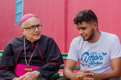 Un obispo charla con un joven orientándole en su vida espiritual