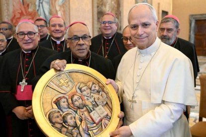 León XIV junto a un grupo de obispos durante un encuentro en el Vaticano. El Papa ha propuesto el ejemplo de Santo Toribio de Mogrovejo como modelo para el ministerio episcopal.