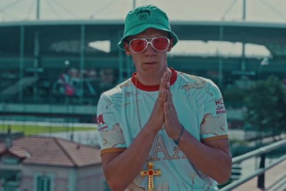 Paul Delafosse, de Amen Média, recibe a León XIV con humor y un remix rap del Resucitó de Kiko Argüello