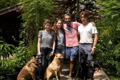 Laura y Emiliano, un matrimonio argentino que vive desde hace años en una pequeña isla de Bocas del Toro, Panamá, junto con sus dos hijos, son los creadores de MiRezo.
