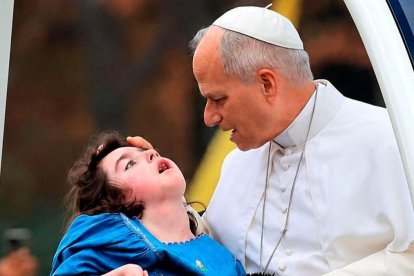 El Papa León XIV deteniendo el papamóvil para bendecir a Marie-Garance Noël, una niña con discapacidad severa.