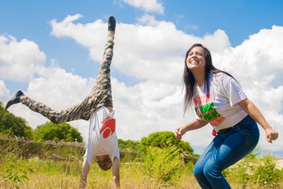 Una mujer feliz juega con su hijo