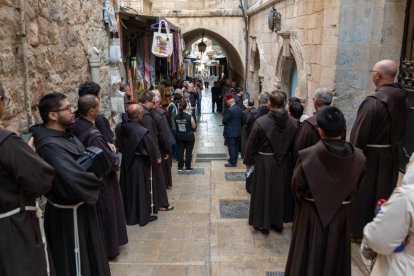 Franciscanos de la Custodia de Tierra Santa por las calles de Jerusalén.