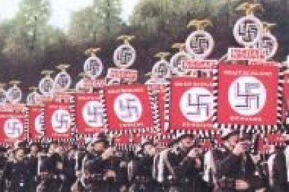 Tropas nazis desfilando