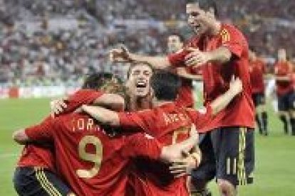 La selección española de fútbol celebra un gol