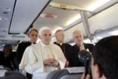 El Papa y los periodistas en el avión rumbo a Edimburgo