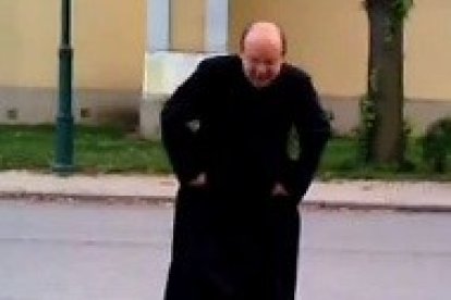 Zoltan Lendvai, sacerdote húngaro, evangelizador con el monopatín