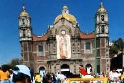 Peregrinos con una Virgen de Guadalupe