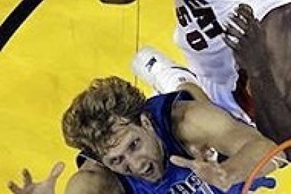 Dirk Nowitzky al rebote.
