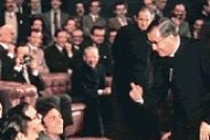 San Josemaría Escrivá con un grupo de jóvenes