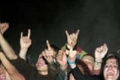 Jóvenes en un concierto de Iron Maden