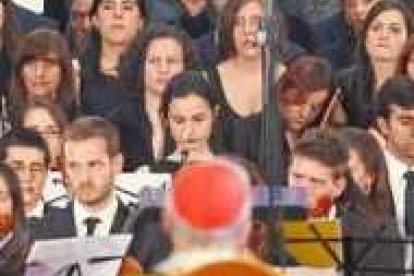 Los músicos entonan la sinfonía ante la atenta mirada de Rouco Varela