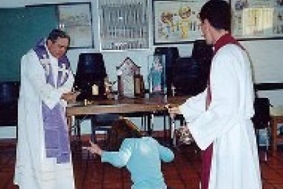 Dos sacerdotes realizan un exorcismo