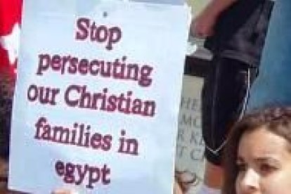 Una mujer egipcia se manifiesta por la libertad religiosa