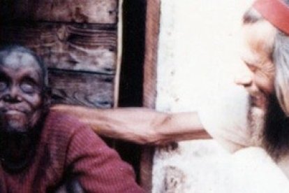 John Bradburne, con una de las leprosas a las que cuidaba