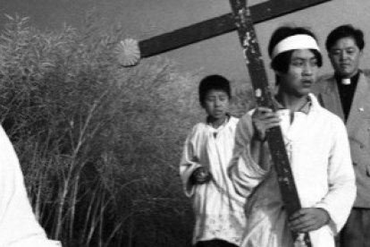 Un joven sacerdote acompaña un funeral chino