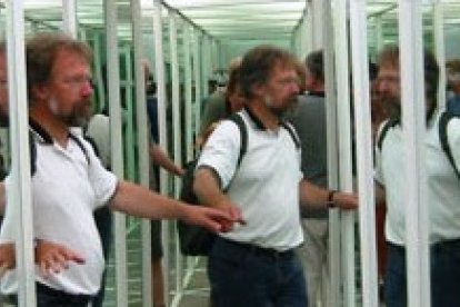 Dos hombres, dos mujeres, ideas confusas sobre igualdad y crisis familiar
