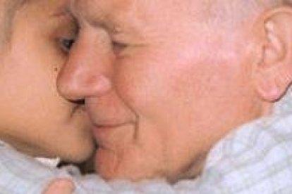 Juan Pablo II con un niño enfermo
