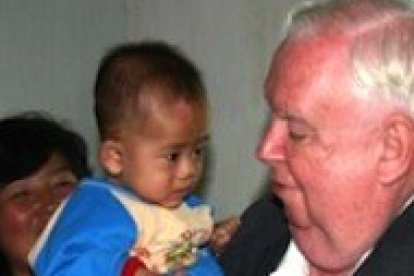 El padre Gerald Hammond, con un niño norcoreano