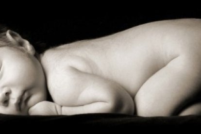 Un bebé duerme