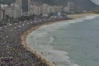 Actos finales de la JMJ, se llenó la playa de Copacabana: entre 1,7 y 3,7 millones de personas