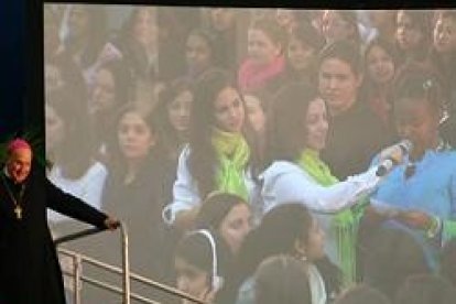 Javier Echeverría, a la izquierda, escucha la pregunta formulada por una joven en la JMJ 2013