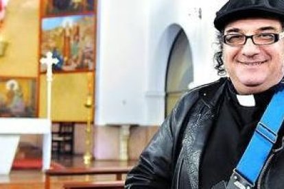 El padre César Scicchitano ya grabó 18 discos antes, pero ahora encaja en la papamanía popular