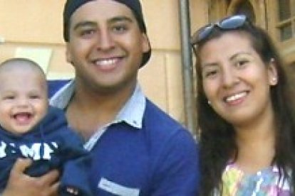 El pequeño Santiago con sus padres, Manuel y Natalia - la enfermedad los acercó a Dios