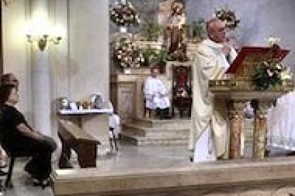 Bergoglio, celebrando ante la Desatanudos.