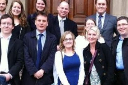 Megan Hodder, de azul, con amigos y padrinos en su bautizo